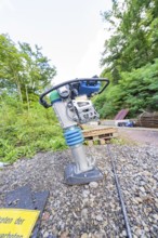 Nahaufnahme eines Verdichtungsgeräts auf einer Baustelle im Grünen, Bau der Hermann Hessenahn,