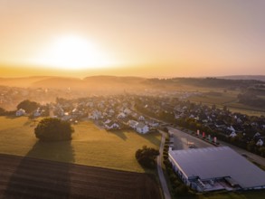 Blick auf ein schlafendes Dorf im Licht eines sanften Sonnenaufgangs, Gechingen, Heckengäu,