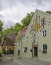 Bemaltes Haus Gasthof zur roten Amsel, Kallmünz, Bayern, Deutschland