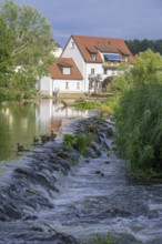 Fluss Naab im Hintergrund Mühlrad bei einer Wehranlage, Kallmünz, Bayern, Deutschland