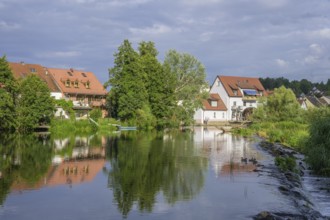 Fluss Naab im Hintergrund Mühlrad bei einer Wehranlage, Kallmünz, Bayern, Deutschland