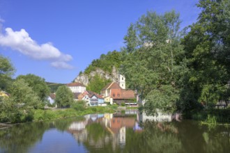 Ort mit Kirche und Naab Fluss, Kallmünz, Bayern, Deutschland