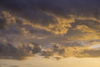 Wolken bei Sonnenuntergang, Infozentrum Isarmündung, Moos, Bayern, Deutschland