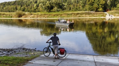 Radfahrer, E-Bike am Flussufer, wartet auf Personenfähre, Fahrradfähre Heinsen, Radtour, Oberweser,