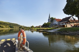 Blick von der Personenfähre, Fahrradfähre über die Weser auf den Ort Heinsen, Kirchturm St.