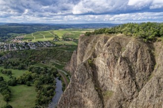 Ausblick vom Rotenfels, einer Steilwand am Naheufer im Naturpark Soonwald-Nahe, auf das Nahetal und