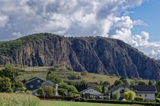 Der Rotenfels, eine Steilwand am Naheufer im Naturpark Soonwald-Nahe, im Weinbaugebiet der Pfalz.