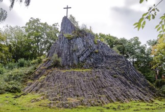 Nationaler Geotop Druidenstein, auch Herkersdorfer Köppel, ist ein kegelförmiger Fels aus Basalt in