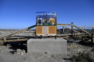 Schautafel nahe dem Dias Point oder Diaz Point, Dias-Kreuz, Lüderitz-Halbinsel, Region Karas,