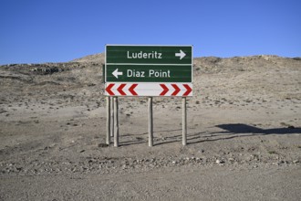 Straßenschild nahe dem Diaz Point oder Dias Point, Lüderitz-Halbinsel, Region Karas, Namibia