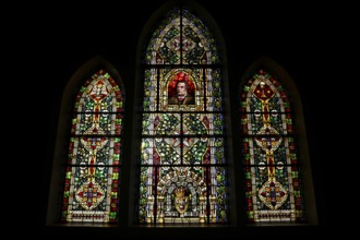 Luther-Fenster, Buntglasfenster, das ein Konterfei des Reformators Martin Luther zeigt, in der