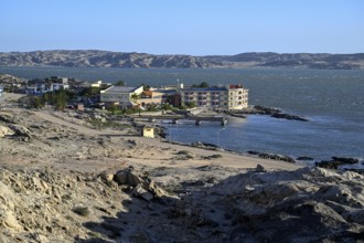 Blick vom Diamantenberg auf die Lüderitz-Bucht mit dem Lüderitz Nest Hotel, Lüderitz, Region Karas,