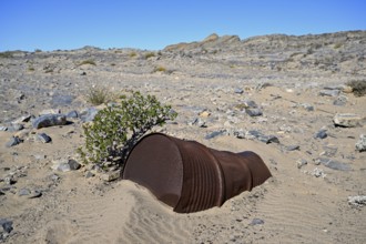 Wasserfass im Wüstensand, Pomona, Diamentensperrgebiet, bei Lüderitz, Region Karas, Namibia