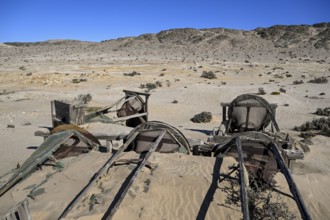 Verrostete Trommelsiebe im Wüstensand, Pomona, Diamentensperrgebiet, bei Lüderitz, Region Karas,