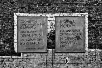 Das Wandbild mit dem Titel Weltbaum 2, Werden, Sein, Vergehen von Ben Wagin am S-Bahnhof