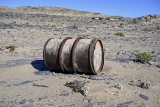 Verrostetes Wasserfass im Wüstensand, Pomona, Diamentensperrgebiet, bei Lüderitz, Region Karas,