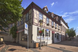 DRK-Laden VielfachSchön, Second-Hand-Laden, Nachhaltigkeit, Fachwerkhaus, Fassade mit Fenstern und