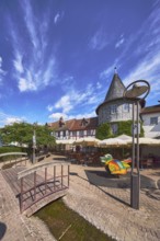 Altstadt, historische Fachwerkhäuser, Häuserzeile, hölzerne Fußgängerbrücke, Laterne, Turm, Gehweg