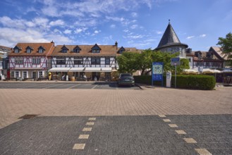 Historische Fachwerkhäuser, Häuserzeile, Spitzdächer mit roten Dachpfannen, Gauben, Turm, Platz,