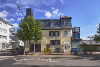 Historisches Gebäude, allgemeine Architektur, öffentliche Uhr, Fahrbahnmarkierung Zickzacklinie,