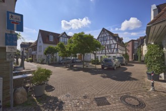 Platz, Fachwerkhaus, allgemeine Architektur, Gebäude, Straßen, Parkstreifen mit Autos,