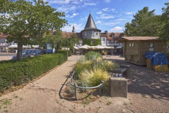 Fachwerkhäuser, Turm, Blumenbeet, Parkplatz mit Auto, Bäume, Hecke, Restaurant Zum Türmchen,