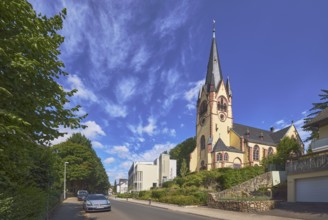 Evangelische Johanneskirche, Kirche, Parkstreifen mit Autos, moderne Gebäude, Laterne, Bäume,