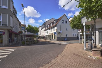 Allgemeine Bebauung, Gebäude, Fußgängerüberweg, Zebrastreifen, Einzelhandelsgeschäfte, Einkaufen,