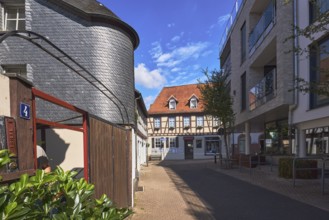 Häuser, Fachwerkhaus, Fassade mit Schieferplatten, blauer Himmel, Cumuluswolken, Kreuzung