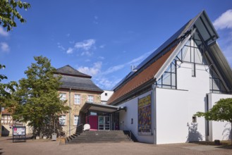 Stadtmuseum Hofheim am Taunus, Innenstadt, Gebäude, Eingang, Treppe, Bäume, blauer Himmel,