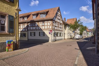 Historische Gebäude, Fachwerkhaus, Fassade mit Fenstern, Spitzdach mit roten Dachpfannen, Lampe,