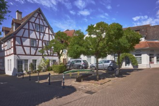 Platz, Straßen, Fachwerkhaus, allgemeine Architektur, Absperrpoller, Parkstreifen mit Fahrzeugen,