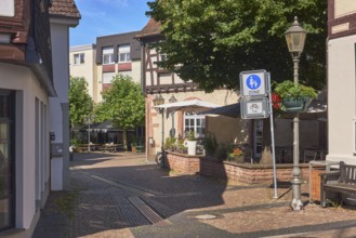 Zugang zur Fußgängerzone mit Verkehrsschild, Zusatzschild Fahrräder frei, Laterne, Altes Rathaus