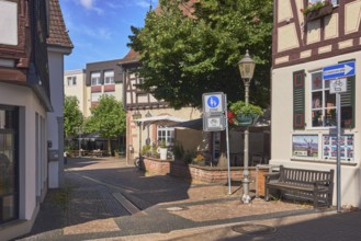 Zugang zur Fußgängerzone, Verkehrsschild Fußgängerzone, Einbahnstraße, allgemeine Architektur,