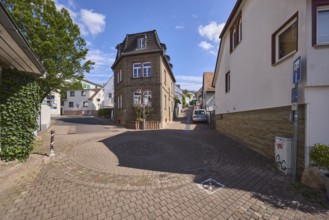 Haus, allgemeine Architektur, Straßen, Bäume, blauer Himmel, Cumuluswolken, Kreuzung Kurhausstraße