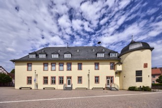 Haus der Vereine, historische Kellerei, Bürgersteig aus Betonpflastersteinen, blauer Himmel,