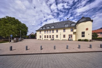 Haus der Vereine, historische Kellerei, Bürgersteig aus Betonpflastersteinen, Absperrpoller, Bäume,
