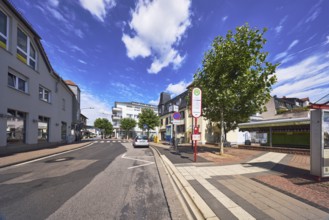 Bushaltestelle Am Untertor, allgemeine Architektur, Fahrbahnmarkierung Zickzacklinie, Bäume, blauer