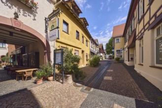 Fußgängerzone, allgemeine Architektur, Wohngebäude und Geschäftsgebäude, Fachwerkhaus, Restaurant