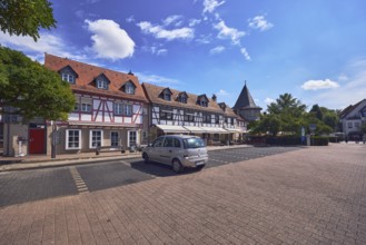Platz am Untertor, Fachwerkhäuser, historische Gebäude, Häuserzeile, Spitzdächer mit roten