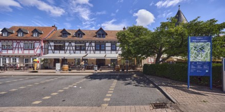 Platz am Untertor, Fachwerkhäuser, Häuserzeile, historische Gebäude, Gauben, Eisdiele, Außenbereich