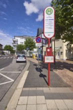 Bushaltestelle Am Untertor, allgemeine Architektur, Fahrbahnmarkierung Zickzacklinie, Bäume, blauer