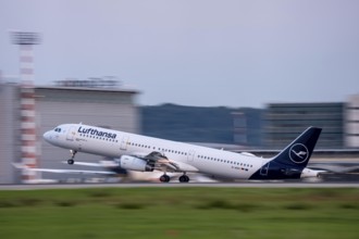 Lufthansa Airbus A32, beim Start auf dem Flughaben Düsseldorf, DUS, Nordrhein-Westfalen,