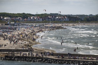 Holidaymakers on the beach and bathing in the sea, kite surfers in the surf, Warnemünde, Rostock,
