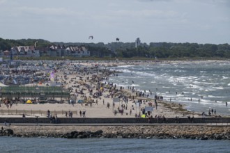 Kitesurfer over lively beach, surf, Warnemünde, Rostock, Mecklenburg-Vorpommern, Germany