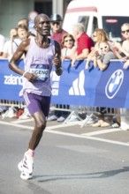 Robert Ngeno (KEN), retired shortly in front of the finish at KM39, here at KM38 in front of