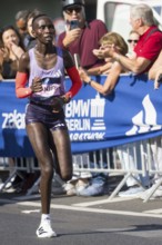 Rosemary Wanjiru (KEN), later fastest woman, at KM38 in front of Potsdamer Platz at the 51st BMW
