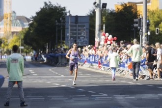 Hassan Chahdi (FRA), later in 6th place, at KM38 in front of Potsdamer Platz at the 51st BMW Berlin