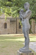 Sculpture Mother and Child by Sabine Grzimek 1981, bronze sculpture, life-size, modern art,