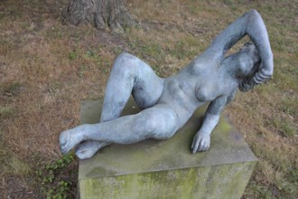Sculpture Lying woman by Heinrich Drake 1930, nude female figure, one arm over head, bronze